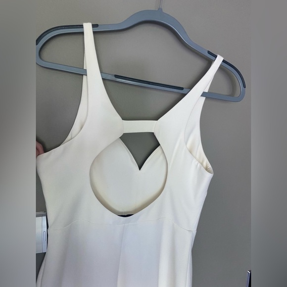 LIKELY Elegant Ivory White Sleeveless Sheath Dress With Cut Out Back Size 8 - Picture 4 of 7